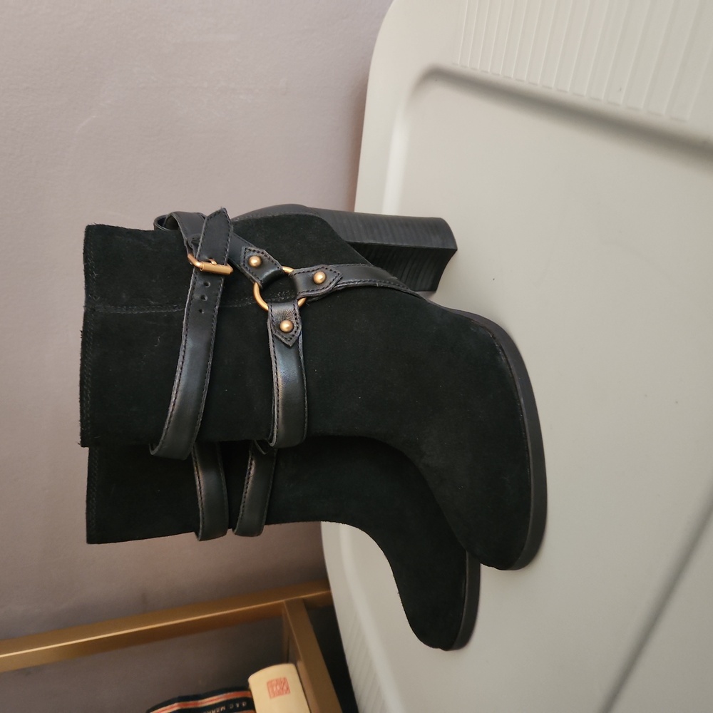 Ugg Dandridge Suede Bootie size 8